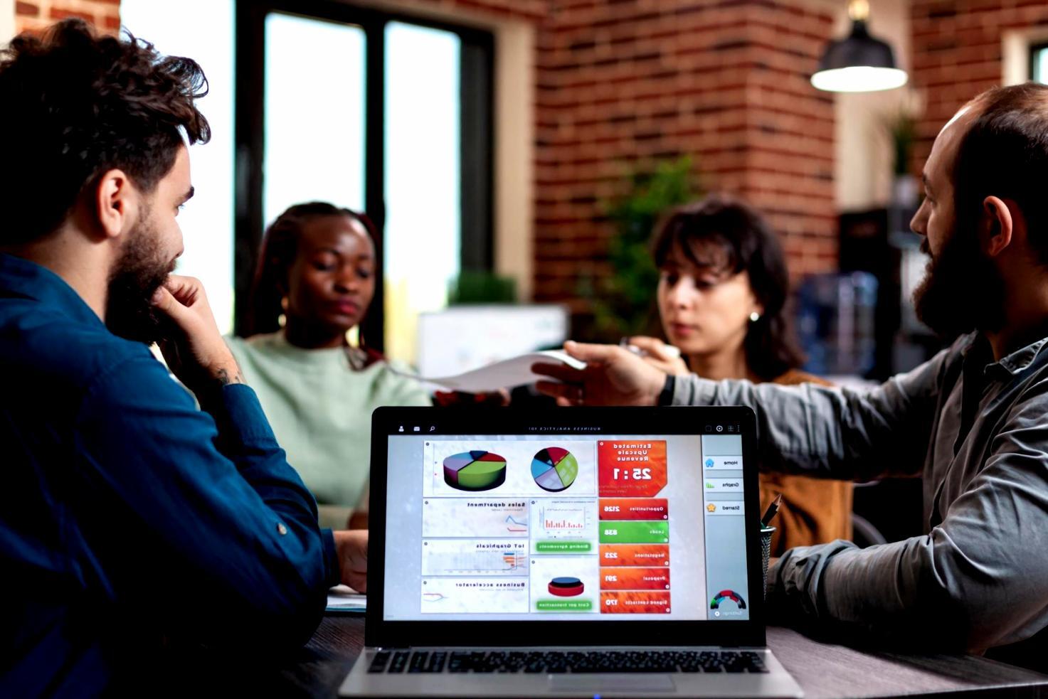 Команда Qabyssos за работой над образовательными материалами